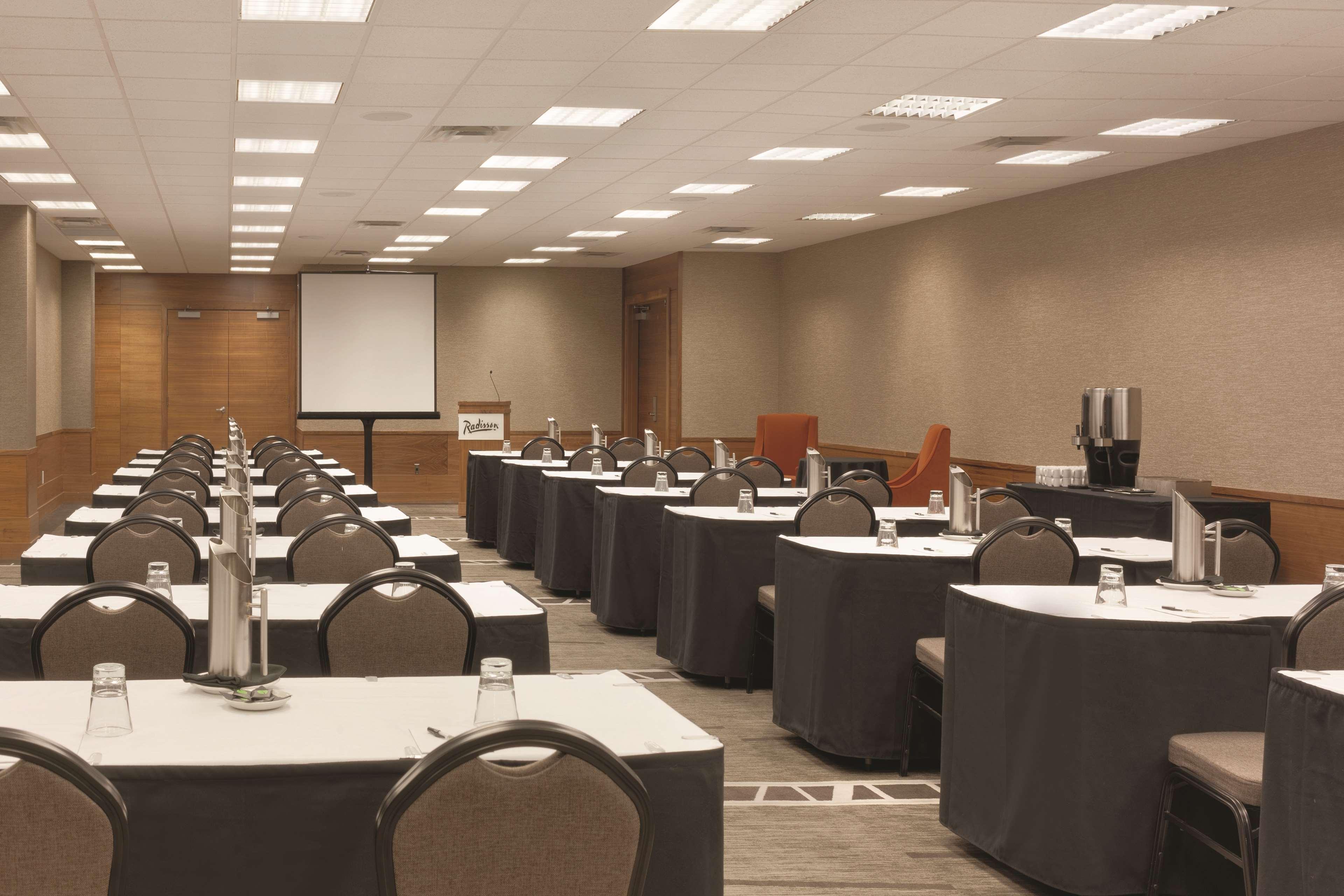 Radisson Hotel & Conference Centre Calgary Airport YYC Exterior foto