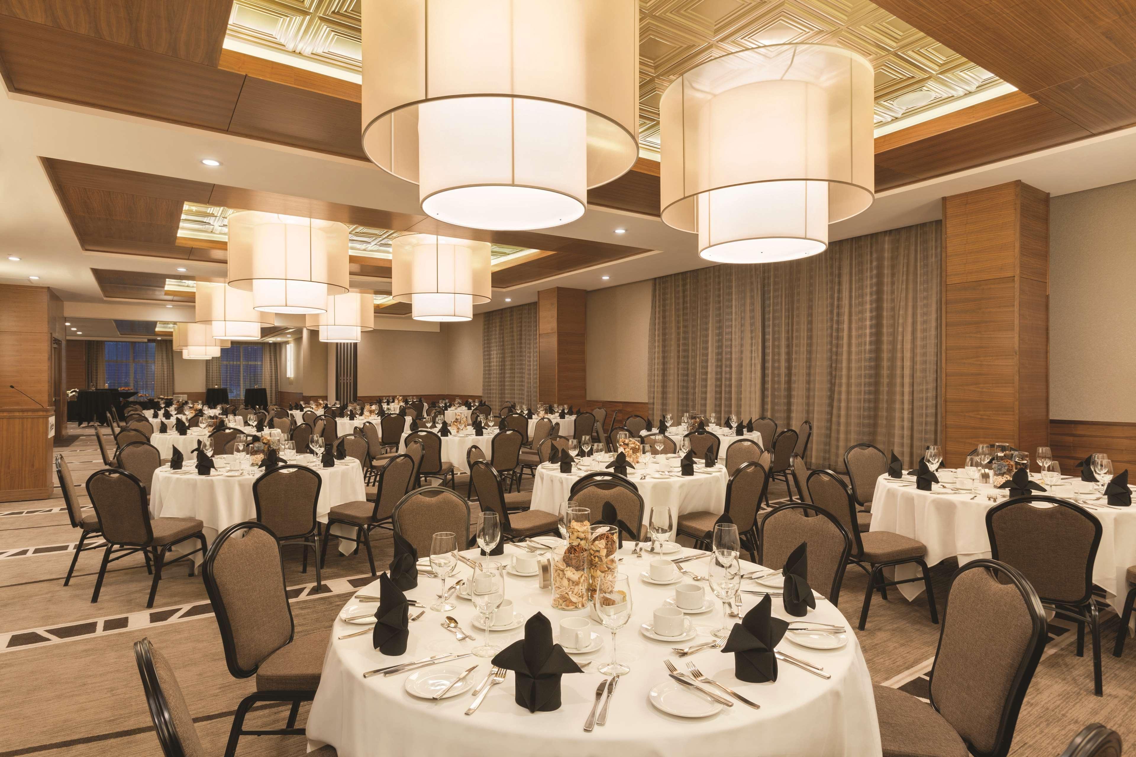 Radisson Hotel & Conference Centre Calgary Airport YYC Exterior foto